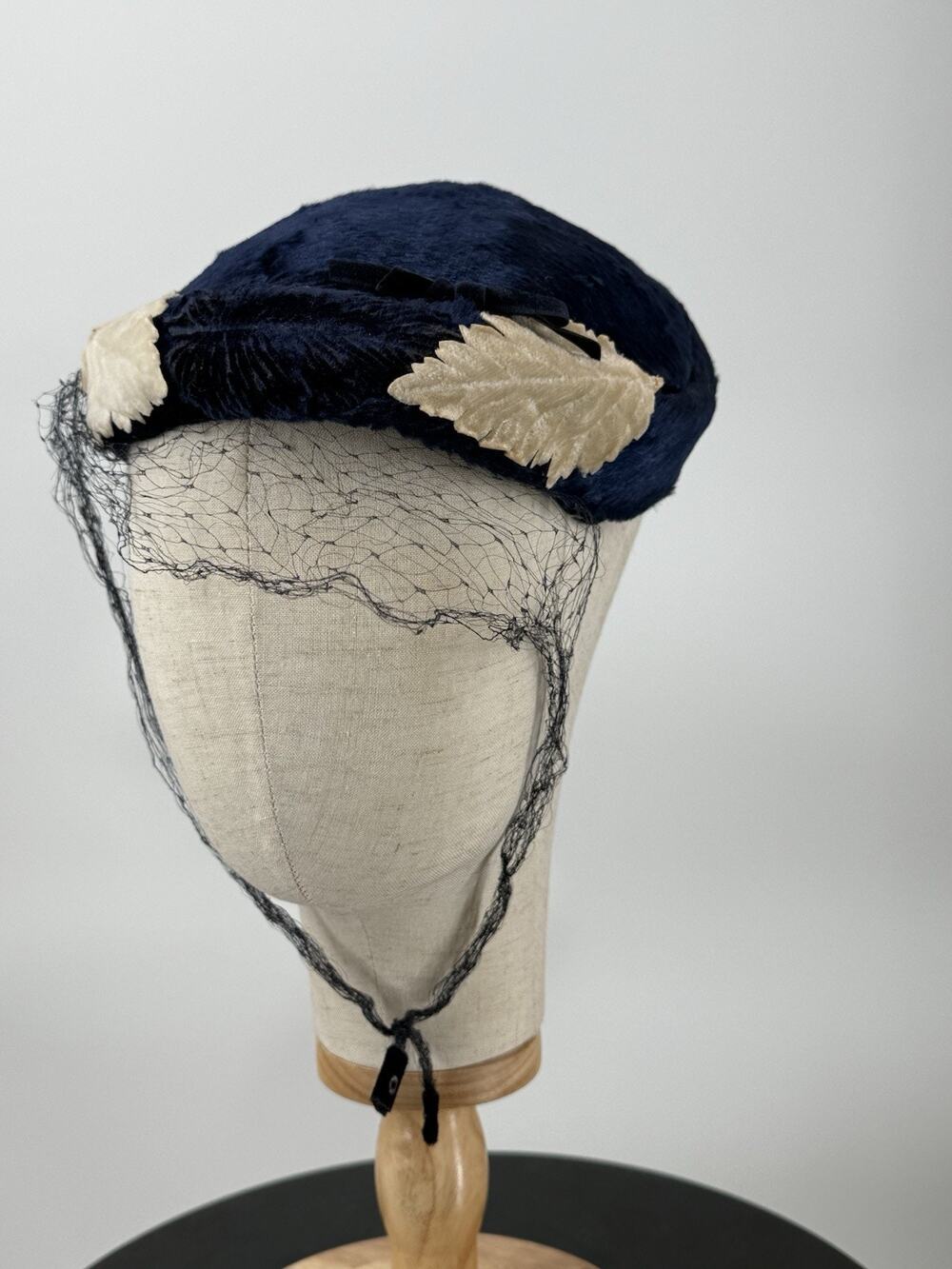 VINTAGE NAVY VELVET LADIES HAT/HEADPIECE WITH NETTING FEATHER EMBELLISHMENT